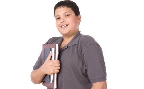 青春期男孩乳房增大的原因 學(xué)會讓胸平下去吧