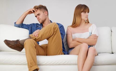 為什么男人喜歡摸女人的胸部？