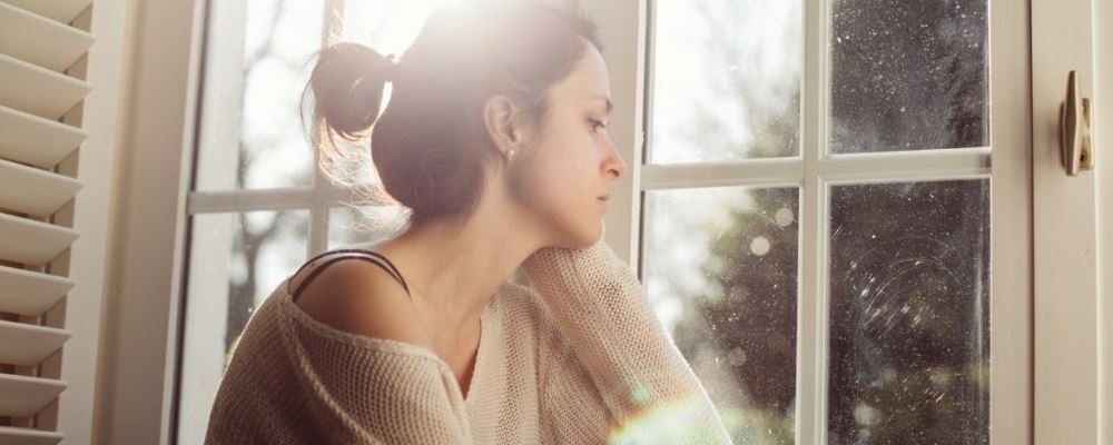 這些動作暗示了女人的內(nèi)心缺乏安全感