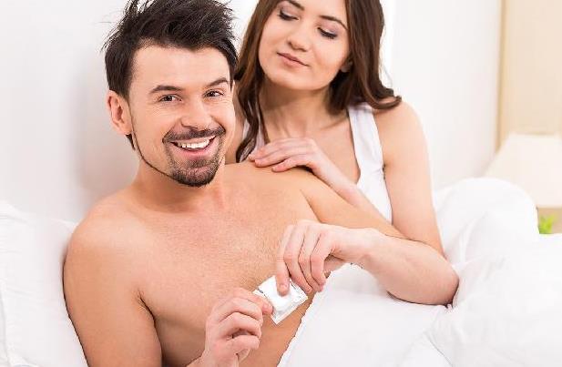 一邊捏奶頭一邊啪高潮會怎么樣 乳交的性愛技巧